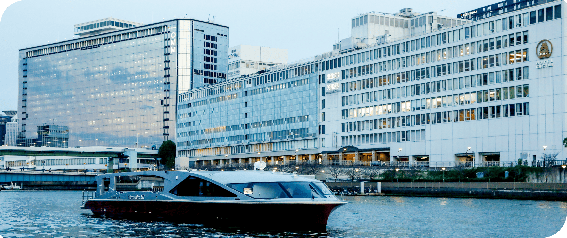 クインビーエムセブンが大川を進む様子