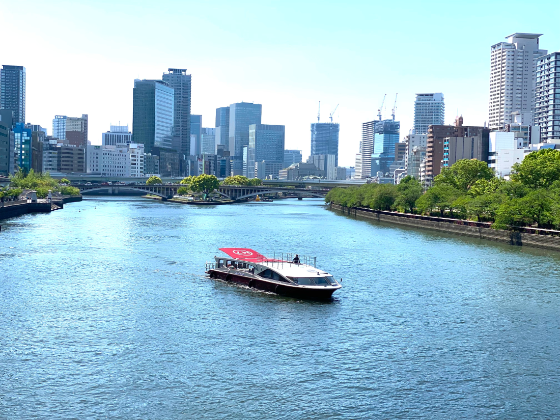 クインビーエムセブンが大川を進む様子