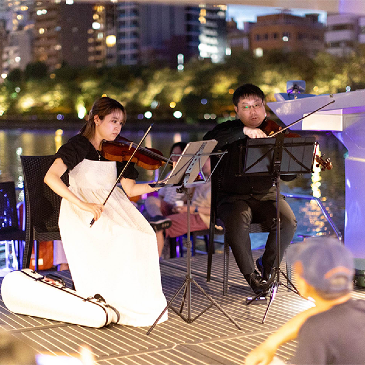 船内での生演奏の様子