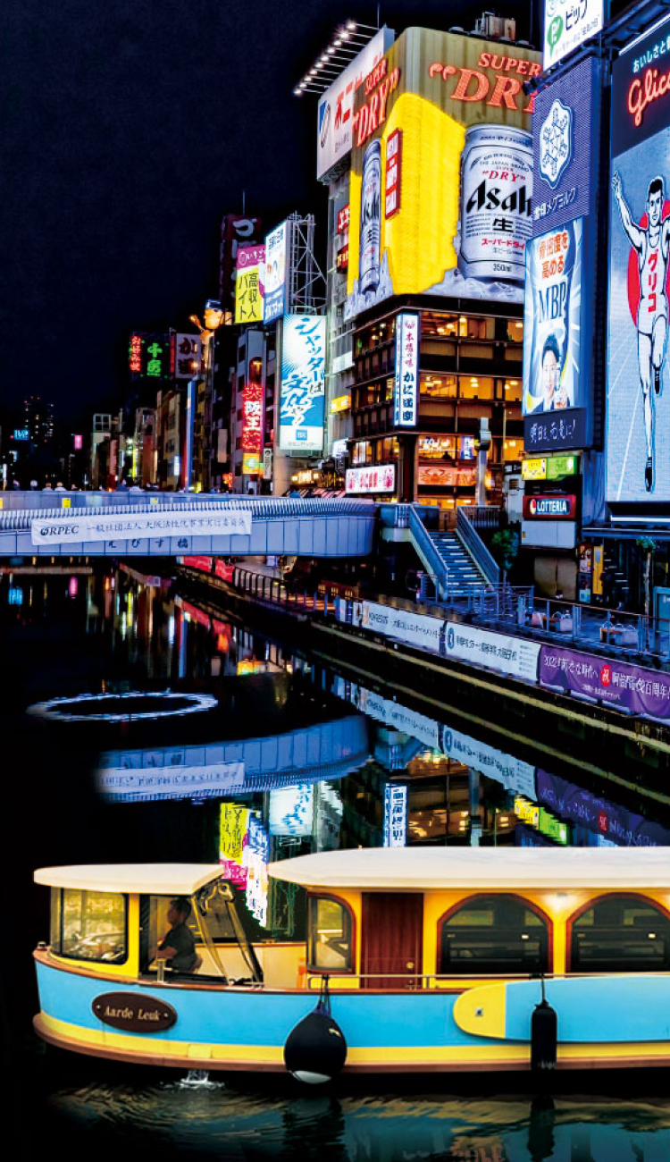 夜の道頓堀にクルーズ船がとまっている